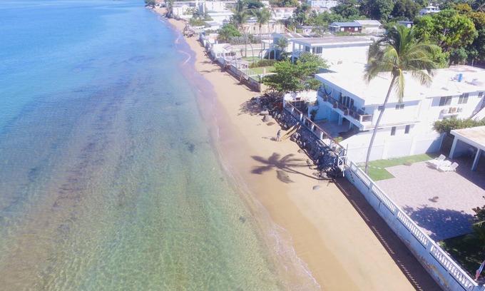 Stella House | ★ Beachfront! ★ AC’d Bdrms/Calm Waters/Walk to Beach Bars & Restaurants.