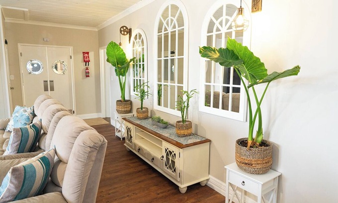 Quinns Rocks Apartment | Beachfront apartment with pool & ocean views, 2 mins walk to Beach. Sleeps 7.