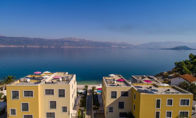 Slatine Apartment | Beachfront Apartment Lemonade with Pool III
