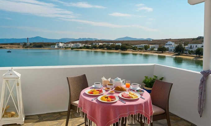 Naousa Bed & Breakfast | Beachfront Bocamviglies Room - Naoussa Sunny Suite