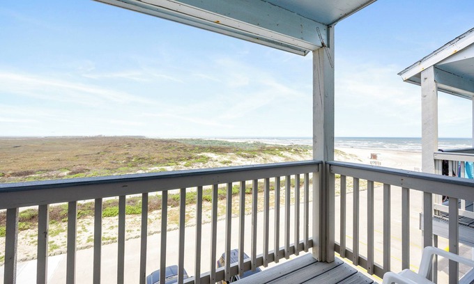 Corpus Christi Condo | Beachfront Condo Steps from the Sand with Pool, Hot Tub, & Private Balconies