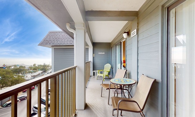 Myrtle Beach Condo | Beachfront condo with endless amenties, including hot tub and pool
