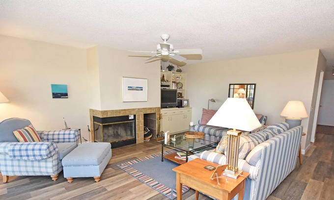 Glen Arbor Condo | Beachfront condo with Lake Michigan views, deck, washer/dryer, fireplace, WiFi
