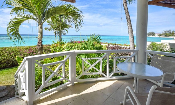 Worthing Apartment | Beachfront Cosy and Romantic Condo - Nautilus