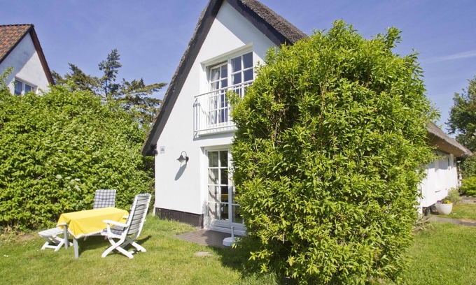 Neuendorf Apartment | Beachfront idyll by the sea, private bathing area - Gutshof Ostseeblick FeWo 01