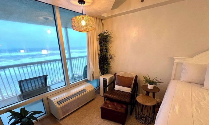 Ortona Park Condo | Beachfront – Direct Ocean View - 2 Queen Beds