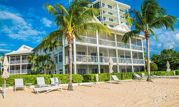 Seven Mile Beach Condo | Beachfront Ocean Level Condo on 7 Mile Beach - 3 Rm - Pool/Jac