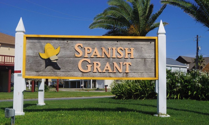Spanish Grant Cottage | Beachfront Seashell