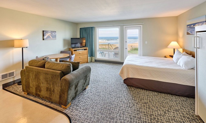 Logsden Condo | Beachfront Studio-Sleeps 4-Patio and Full kitchen!
