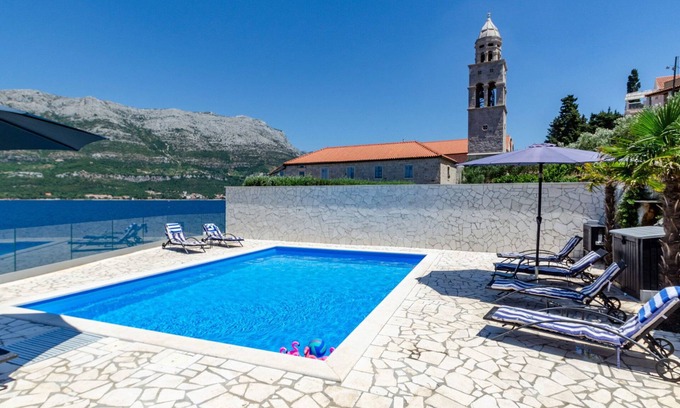 Cove Tri Zala (Zrnovo) Villa | Beachfront Villa Gabriela with Pool