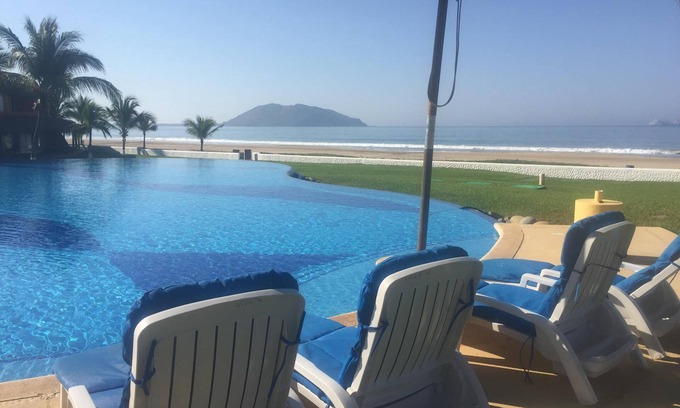 Ixtapa - Zihuatanejo Villa | Beachfront Villa with wifi, Infinity Pool, 60 steps to the Beach!