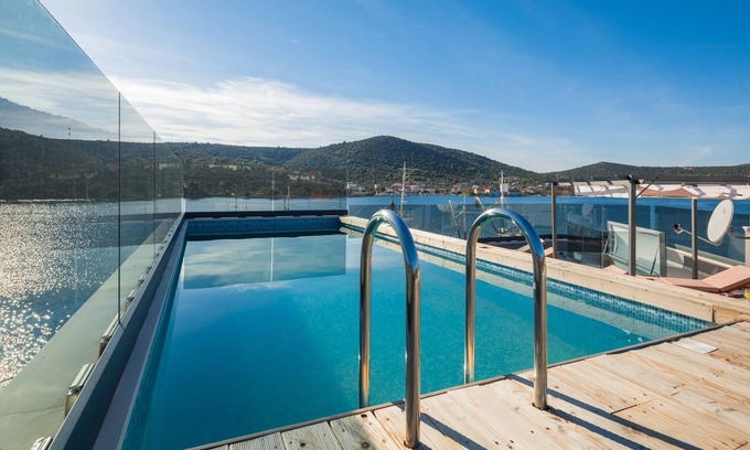 Vinisce Villa | Beachront Luxury Villa w/rooftop pool, gym + spa Only 20 Min. From Split Airport