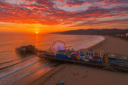 Downtown Apartment | Beachside 2BD 2BA, 12Min Walk to Santa Monica Pier