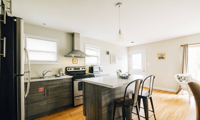 Summerside Cabin | Beachside Bliss:Renovated Cottage near Amusement Parks | WiFi, BBQ, Patio