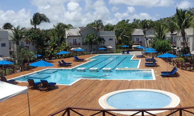 Cas En Bas Condo | Beachside Condo Pool & Kitesurfing