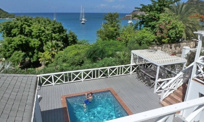 Freemans Bay House | Beachside house with pool in Galleon Beach in beautiful English Harbour