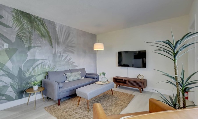 Imperial Point Apartment | Beachy&Boho w/full kitchen & Pool FOR 6 ppl