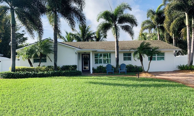 Riverside House | BEACHY BUNGALOW. Within two miles of beaches/boat ramps. Book your WINTER stay!