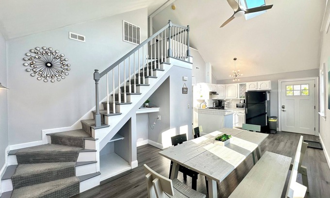 Newport East Apartment | Beachy Second Floor Apartment Near Newport