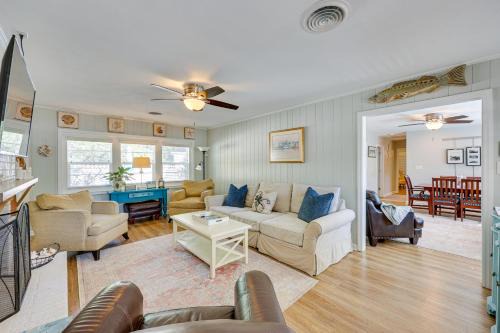 Wilmington House | Beachy Wilmington Home 6 Mi to Riverwalk and Dtwn!