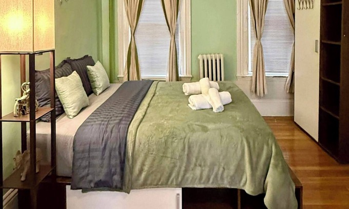 Beacon Hill Apartment | Beacon Hill Studio with Full Kitchen, Close to MGH, Train, Boston Common