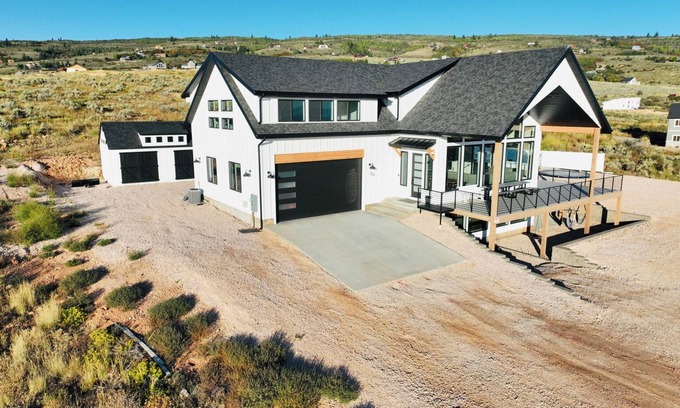 Sweetwater Cabin | Bear Lake getaway for the whole family! Sleeps 32! Beach access included!