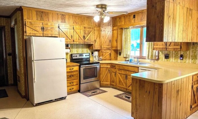 Cabins Cottage | Bear Paw Cottage- North Fork River Front with a 12 minute drive to Seneca Rocks