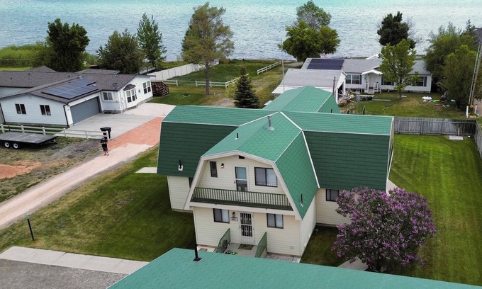 Garden City House | Bearfoot Cottage right on the lake, large lawn and deck, sleeps 19, parks 7