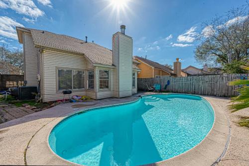 Barker House | Beat The Heat In Katy Tx - Arcade Room & Pool