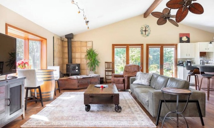 Sonoma House | Beaufiul Sonoma house on large property in vineyards with lots of amenities!