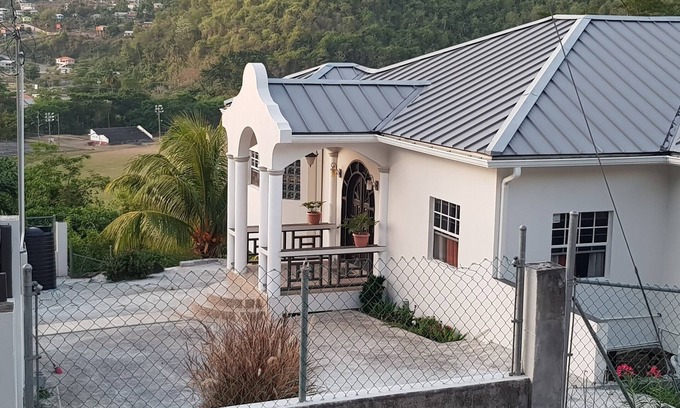 St. George's House | Beausejour Hilltop is a spacious, modern, single-family house