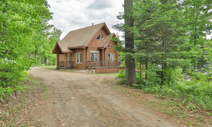 Argenteuil Regional County Municipality Ski Chalet | Beautiful log chalet w/a max capacity of 12 guests located 1hr from Mtl and Ott
