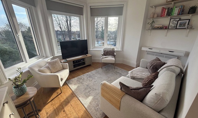 Surbiton Hill Apartment | Beautiful 1-bedroom apartment. Perfect for couples, families, or friends.