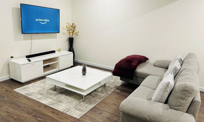 Edmonton House | Beautiful 1 bedroom basement suite with free wifi and Amazon prime
