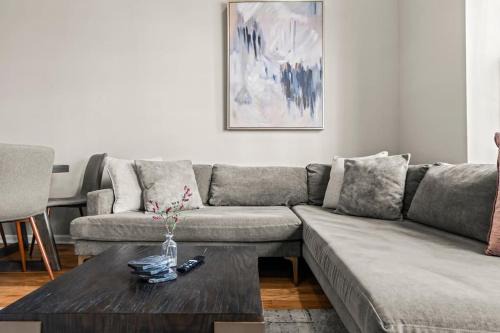 Rittenhouse Row Apartment | Beautiful 1BD With Balcony Hosted By StayRafa - 2F