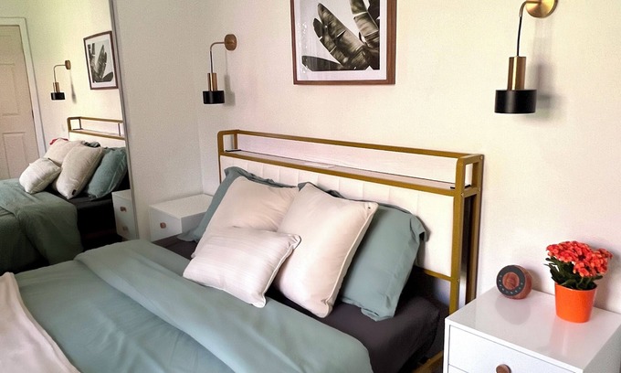 Mid-Wilshire Apartment | Beautiful 1BR, Central Location. Parking and Patio