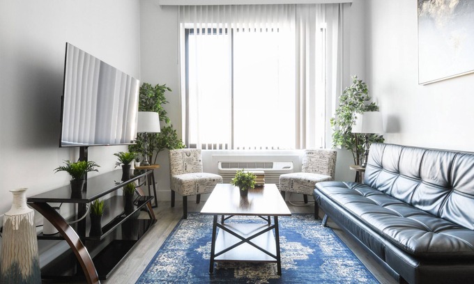 Elizabeth Apartment | Beautiful 1BR Close to Airport 0935