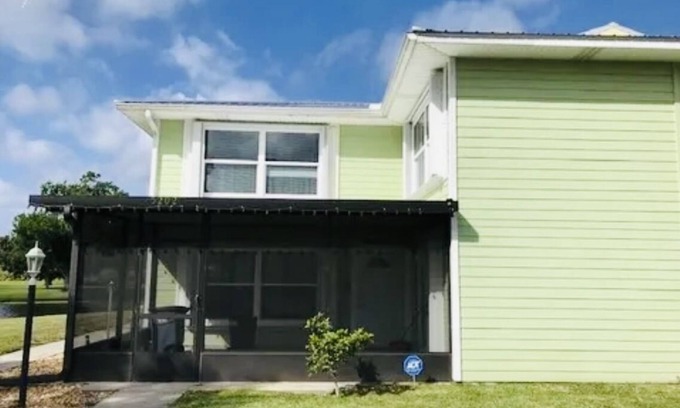 Okeechobee House | Beautiful 2/2 townhome across from world class Lake Okeechobee Bass fishing !