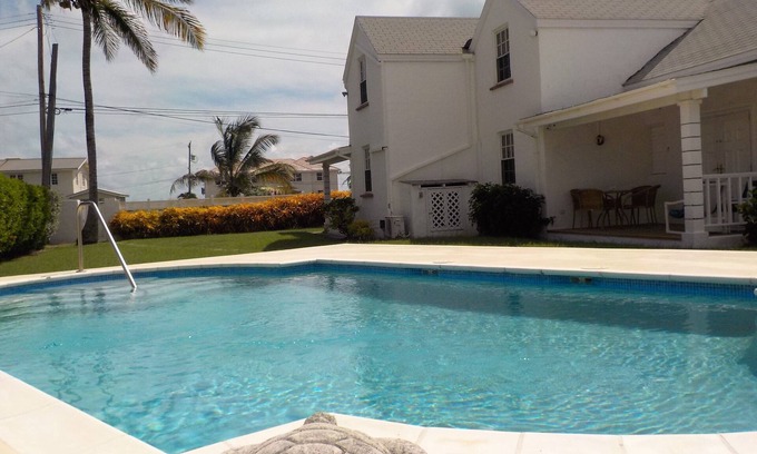 Green Garden Apartment | Beautiful 2 bed 2 bath town-house with pool and sea views.