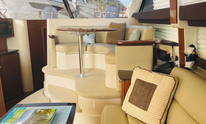 St. Pete Beach Boat Rental | Beautiful 2-bedroom boat 400 steps from St. Pete Beach - WiFi, AC 30min to TPA