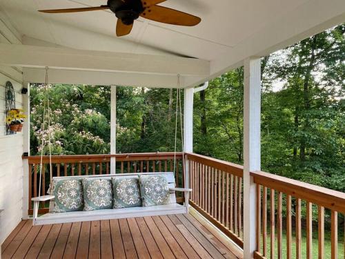 Henry House | Beautiful 2 BR 1 BA Cabin in Blue Ridge Mountains: The Little White House