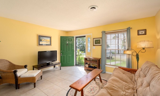 Lake Waccamaw House | Beautiful 2 BR, 1.5 BA Lakefront Condo - Linens, Pets, Kayaks, Fishing Gear !