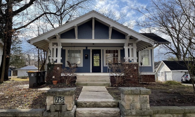 Bloomington House | Beautiful 2 BR Bungalow - 3 Blocks to Campus, Kirkwood & Amenities