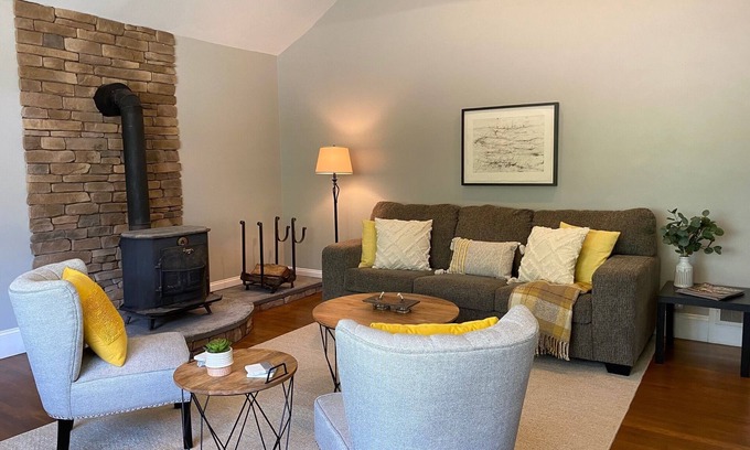 Burlington House | Beautiful 2 BR home, quiet, minutes from downtown