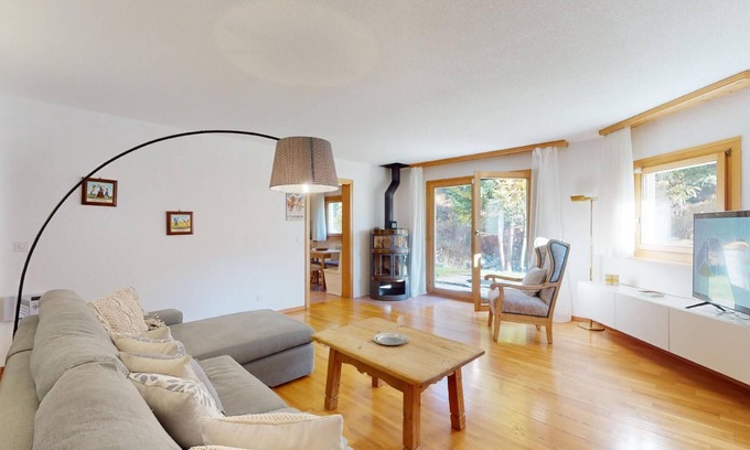 Champfer Apartment | Beautiful 2-room apartment on the raised ground floor with approx.