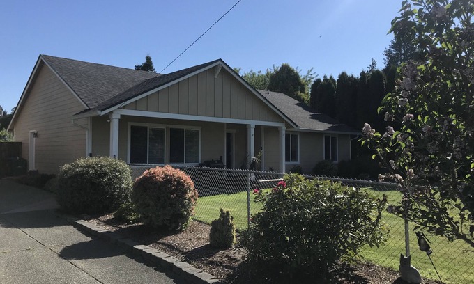 South Colby House | Beautiful 3 bed 2 bath house 2mi from ferry to downtown Seattle