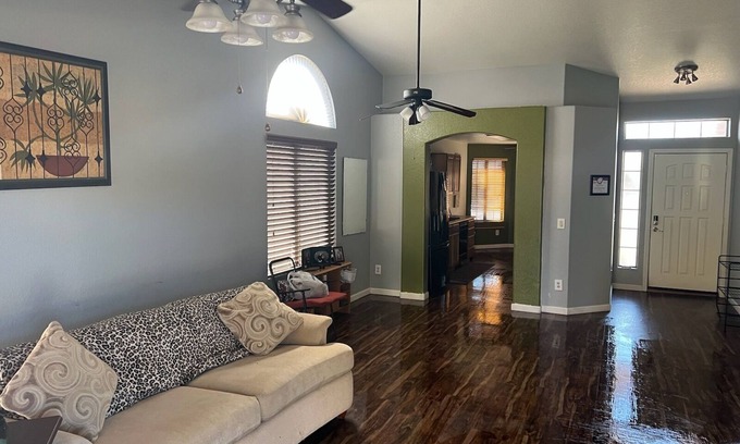 Glendale House | Beautiful 3 bedroom, 2 bathroom, walking distance to StateFarm Stadium/West Gate