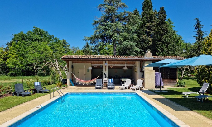 Mirepoix House | Beautiful 3 bedroom barn in large private gardens, with heated swimming pool