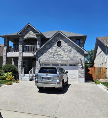 Niagara Falls House | Beautiful 3 bedrooms, 2 bathrooms, 4 beds sleep 8, basement close to Falls