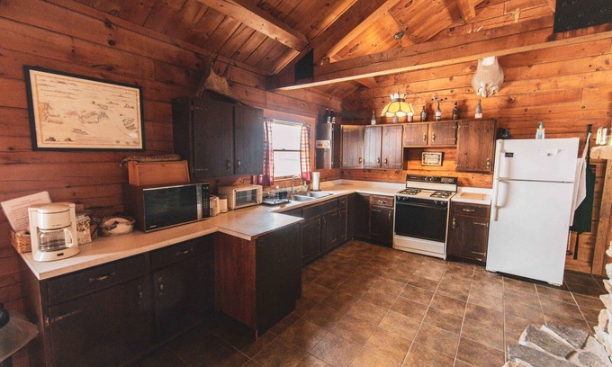 Lyman House | Beautiful 3bd + Loft Log Cabin in Lakeside All Inclusive Resort
